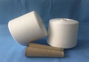 China Machen Sie unbehaartes rohes weißes Polyester Texturgarn mit Ring gesponnenen Techniken, AAA-Grad glatt fournisseur