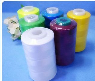 China Gefärbter nähender Ring gesponnener Polyester-Faden mit 100% gesponnener Polyester-Kurzfaser fournisseur