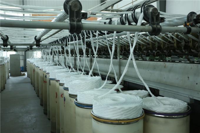 Hochfeste Jungfrau 100% gesponnenes Polyester 50/2 Garn für Nähgarn-rohes Weiß